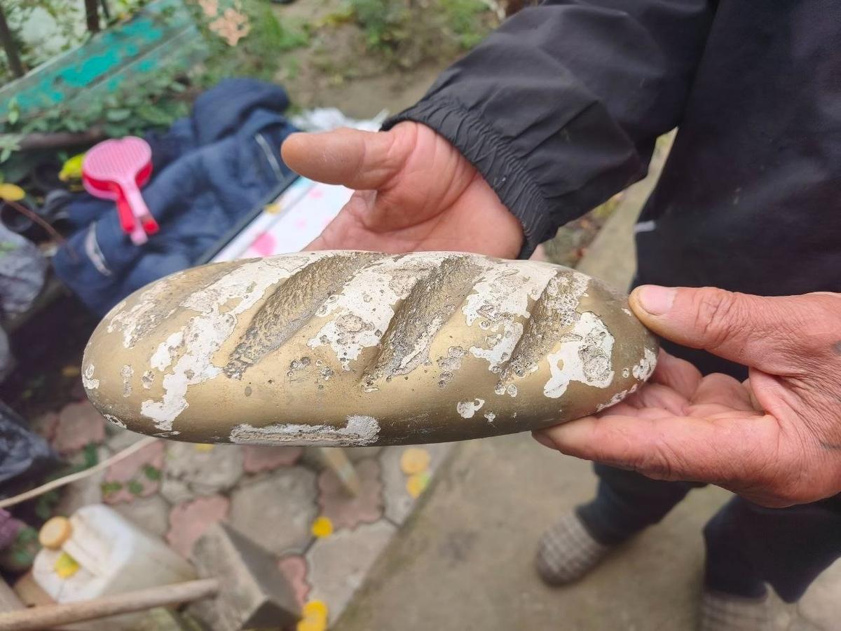 Гипсовая булка хлеба. Фото: Лидия Брик