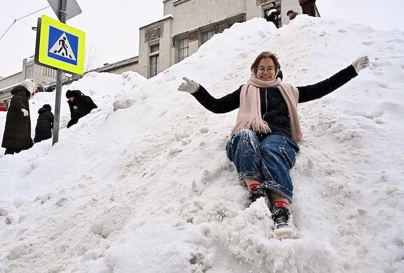 Катание на Миусской дюне. Фото: Игорь Иванко / Коммерсантъ