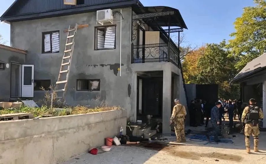 Дом Исаханова после контртеррористической операции. Кадр оперативной съемки