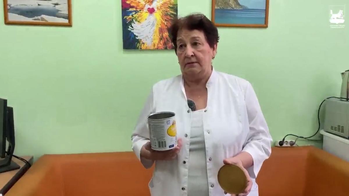 Сотрудница перинатального центра демонстрирует пустую банку от детского питания, которая понадобилась на фронте. Скриншот из видео, распространенного мэром Иркутска
