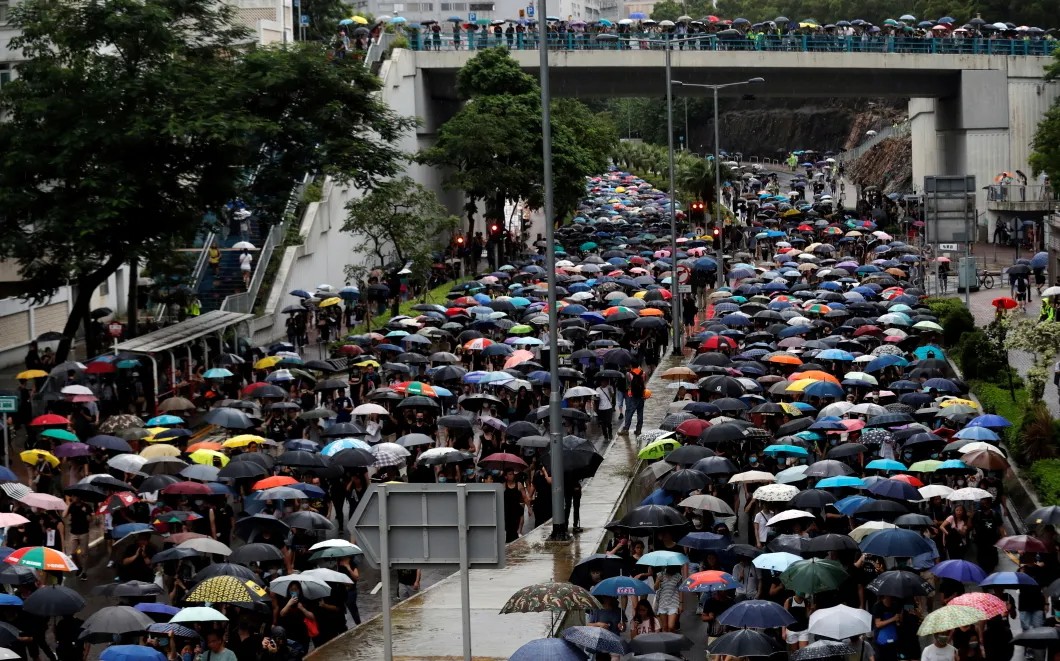 В протестах иногда участвует до 1/7 всего населения Гонконга. Фото: EPA