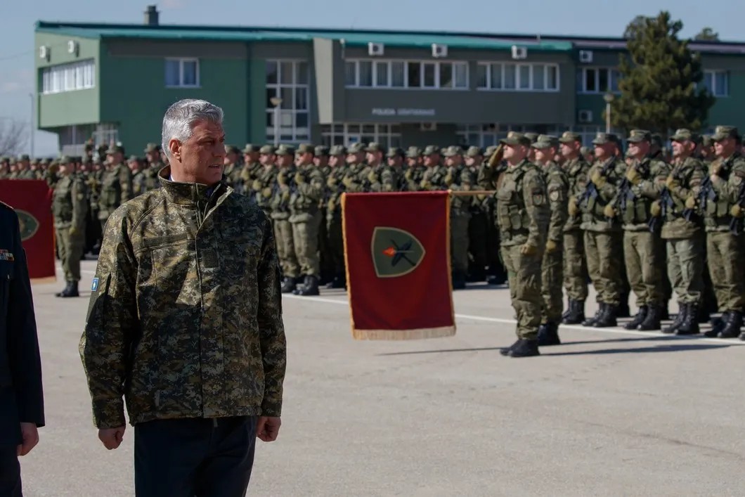 Хашим Тачи во время посещения войск в Приштине. Май 2020 года. Фото: ЕРА
