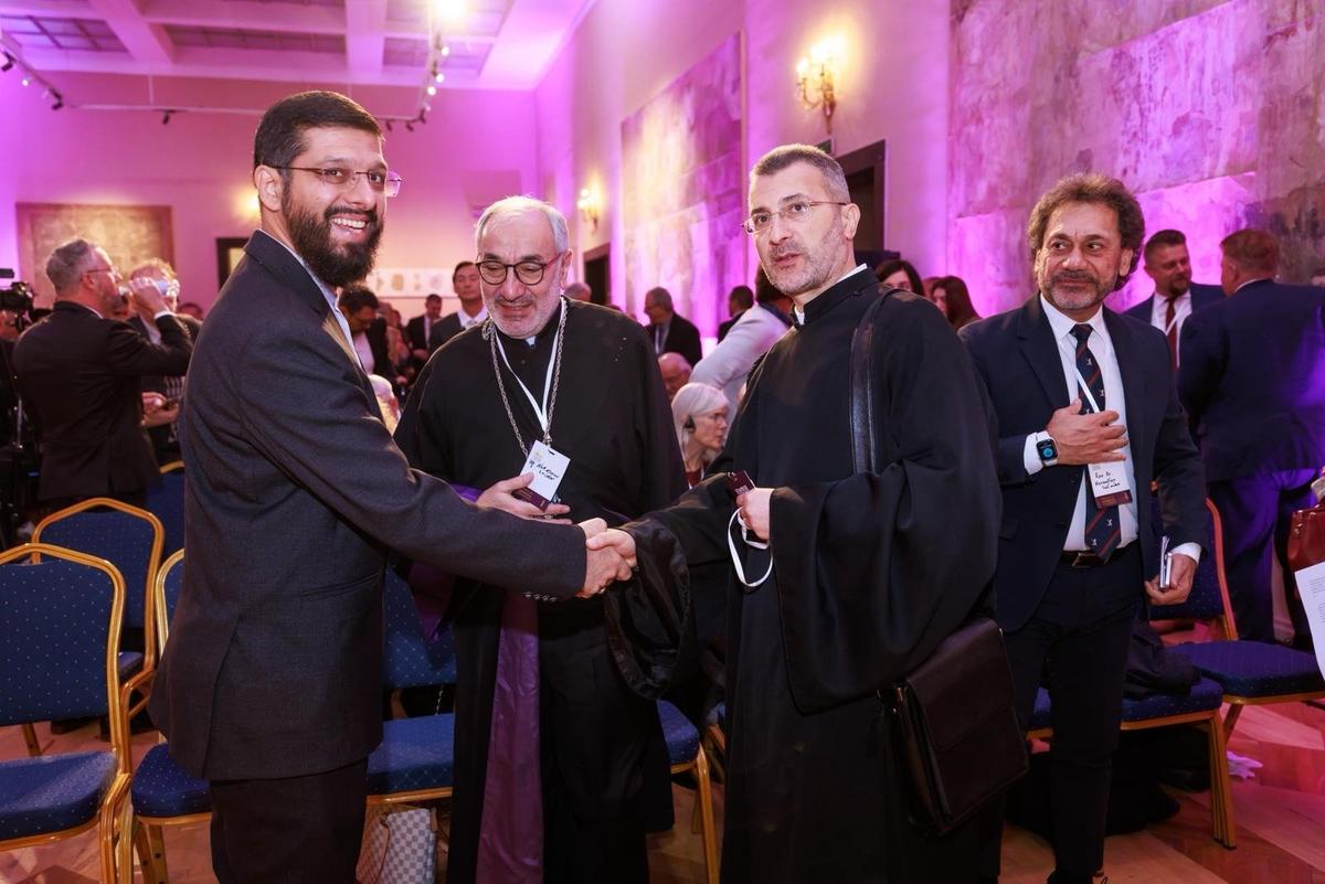 Доктор Худжат аль-Ислам Махмуд Рафия (имам Голубой мечети) пожимает руку отцу Сепуху из ААЦ. В центре — католический архиепископ Геворг Норадункян. Фото предоставлено пресс-службой Республиканского молитвенного завтрака