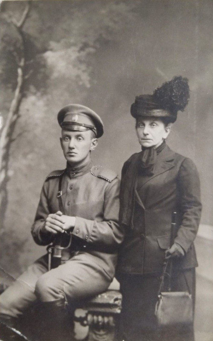 Иван Николаевич (дед) с мамой Ольгой Ивановной. Фото из семейного архива