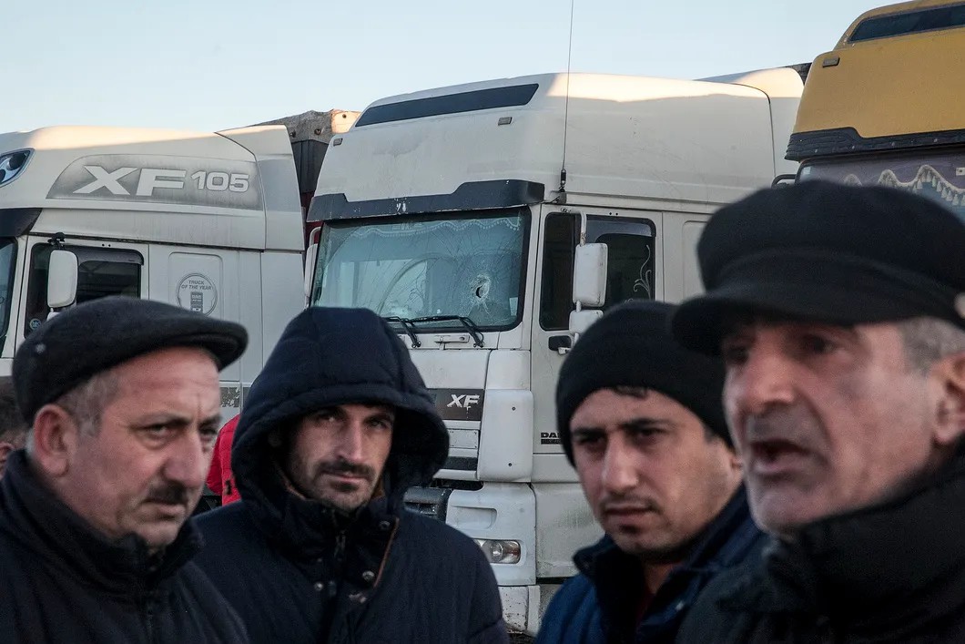 Стоянка азербайджанских дальнобойщиков у границы. Фото: Влад Докшин / «Новая»