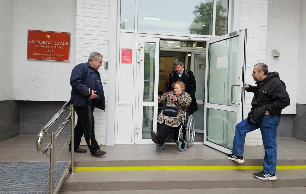 Ирина Осипова не может попасть в суд. Фото: Дмитрий Джулай