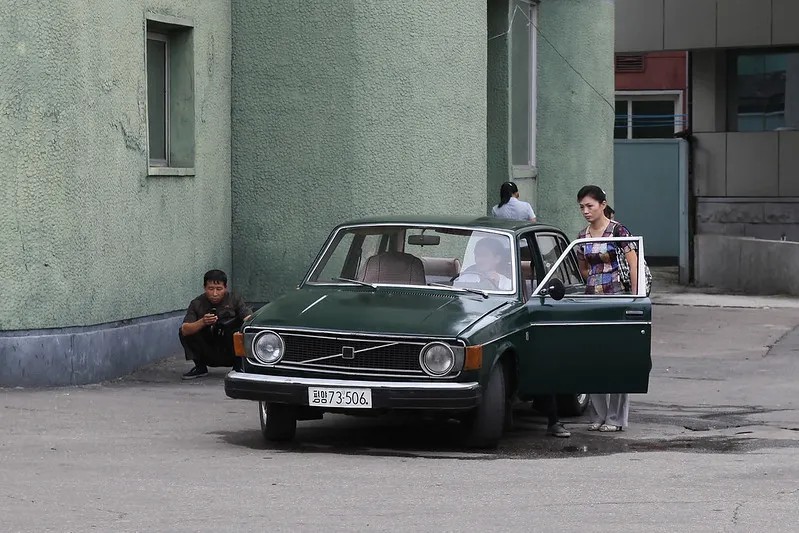 Отголоски эры Пальме — жители Пхеньяна до сих пор рассекают на Volvo, но не за все машины Швеция получила деньги. Фото: Raymond Cunningham / Roman Harak / flickr