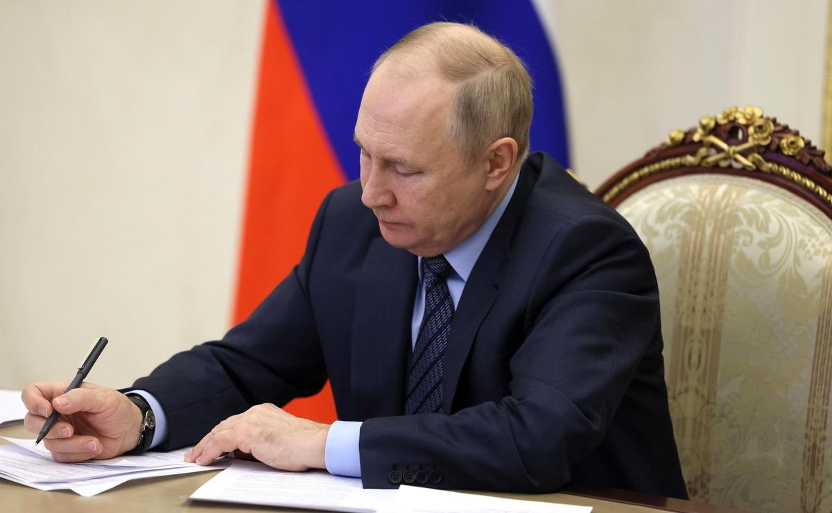 Владимир Путин работает с документами. Фото: пресс-служба Кремля