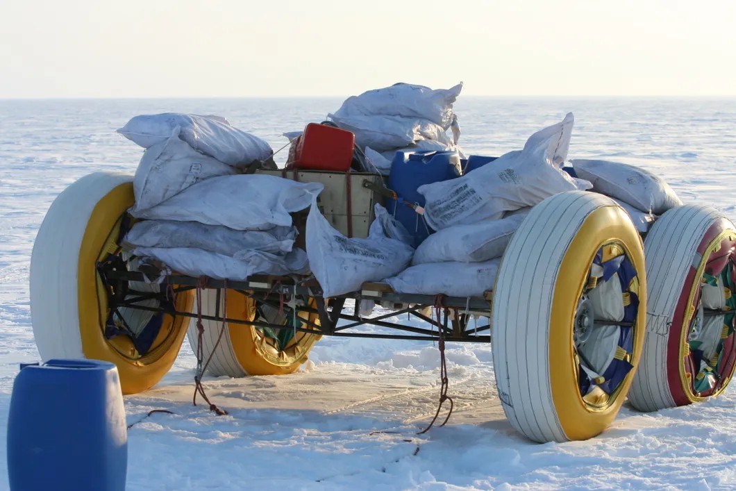 Оригинальная телега с колесами низкого давления. Фото: Дмитрий Мурзин