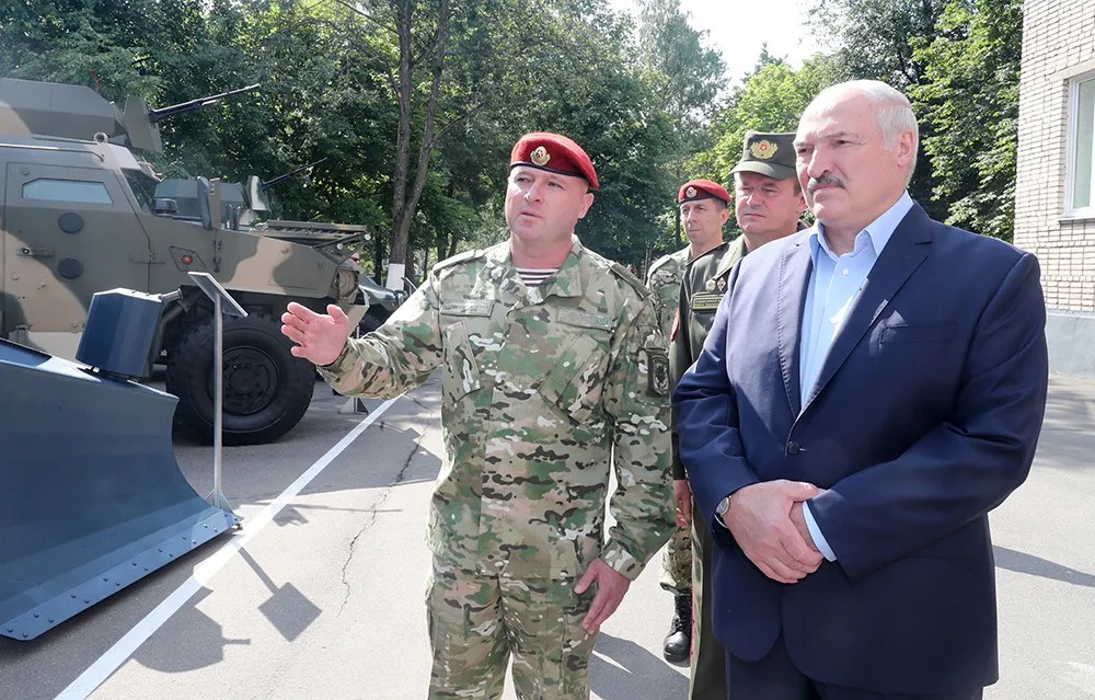 Александр Лукашенко инспектирует военную часть в Минске. Фото: EPA-EFE