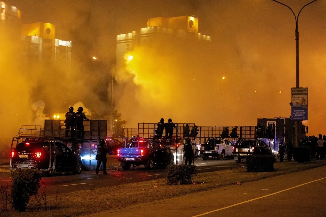 Клубы дыма в Минске. Силовики применяют слезоточивый газ и светошумовые гранаты, протестующие отвечают фейерверками. Фото: EPA