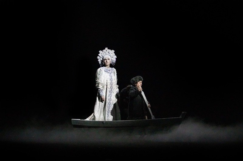 Сцена из спектакля «Сказка про последнего ангела». Фото: theatreofnations.ru