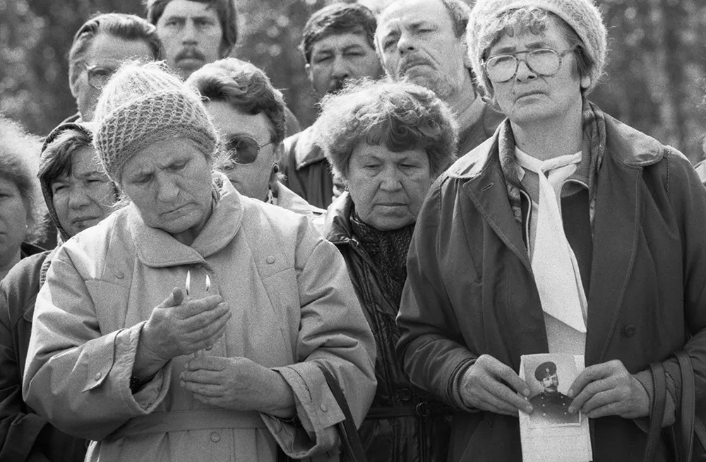 1993 год. Родственники погибших у Мемориала жертвам репрессий в Челябинске. Фото: Борис Клипиницер / ТАСС