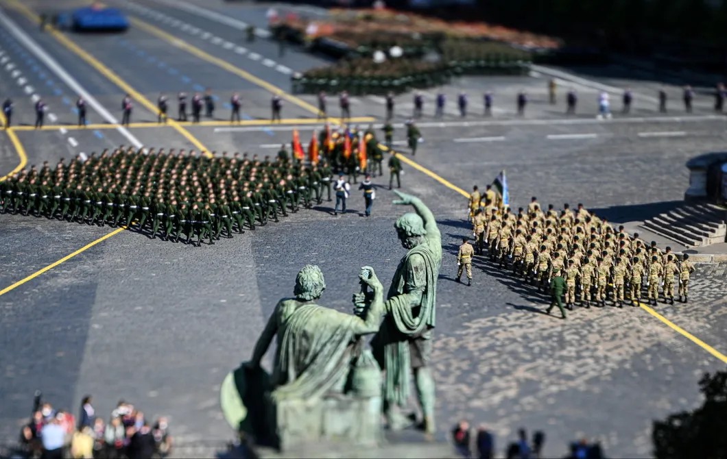 Парадные расчеты напротив памятника Минину и Пожарскому. Фото: Reuters