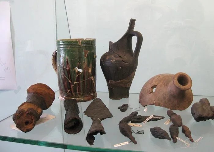 Находки археологов из Ниеншанца и Ландскроны. Фото: Википедия