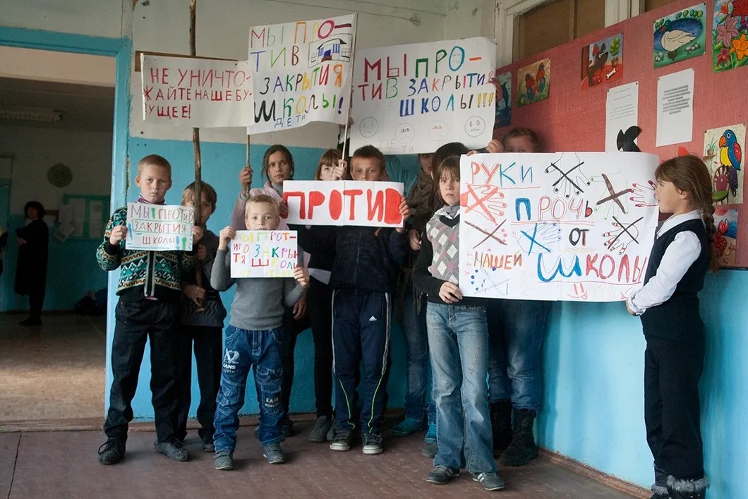 Ученики школы в поселке Кострецы — против ее закрытия. Фото: Анна Артемьева / «Новая газета»