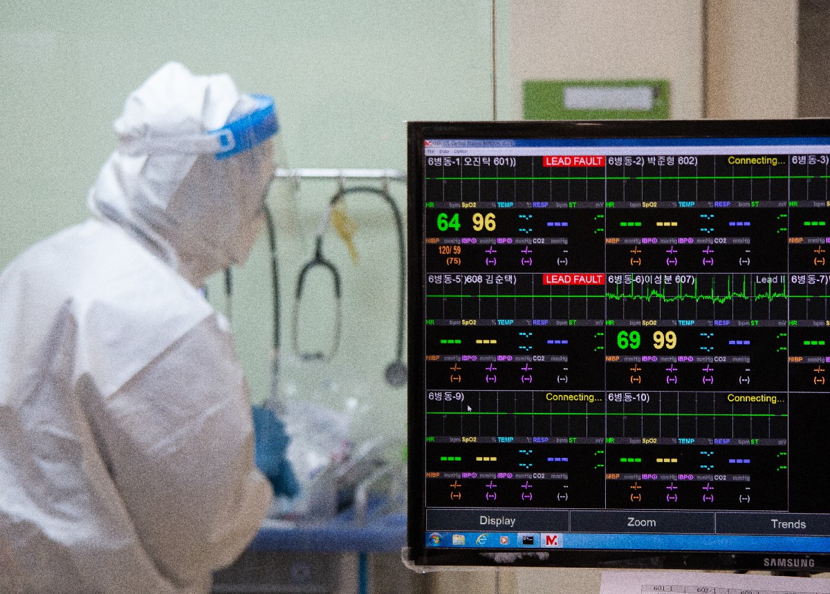 В «красной зоне» отделения для заболевших ковид, больница в Южной Корее. Фото: EPA