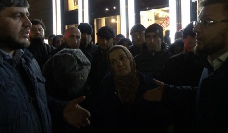 Жители Махачкалы на акции протеста. Справа — мэр города Дадаев. Фото: сайт мэра Махачкалы