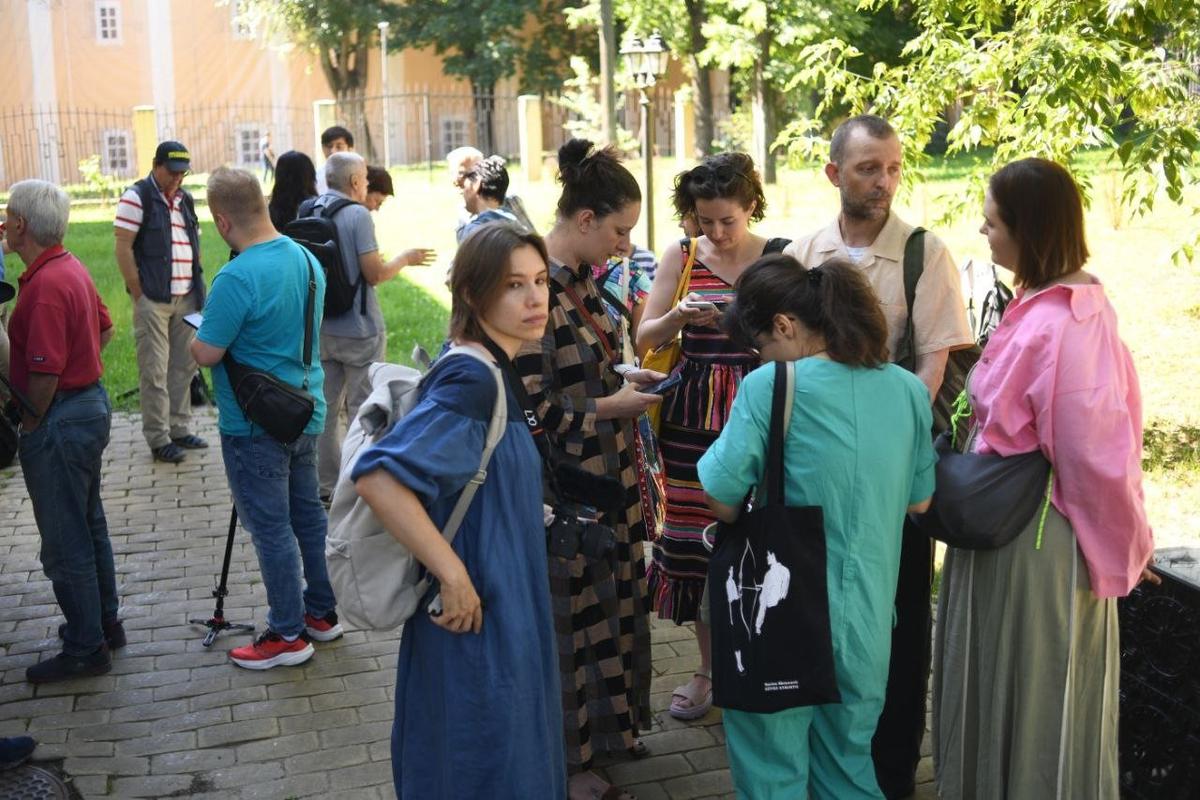 Люди у здания суда, пришедшие поддержать Свету и Женю. Фото: Светлана Виданова / «Новая газета»