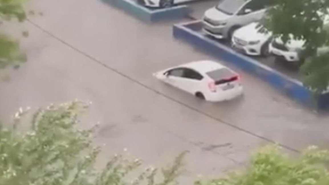 Машины плавают по улицам