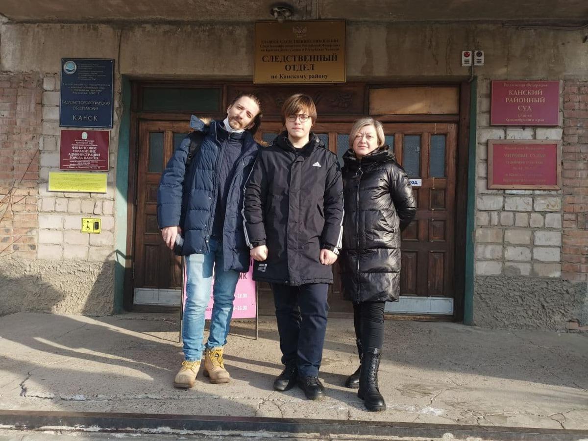 Адвокат Владимир Васин, Никита Уваров и его мама у здания суда 7 февраля. Фото из архива семьи Уваровых