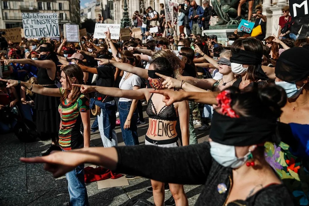 Женщины протестуют против назначения Дарманена, Париж. Фото: EPA