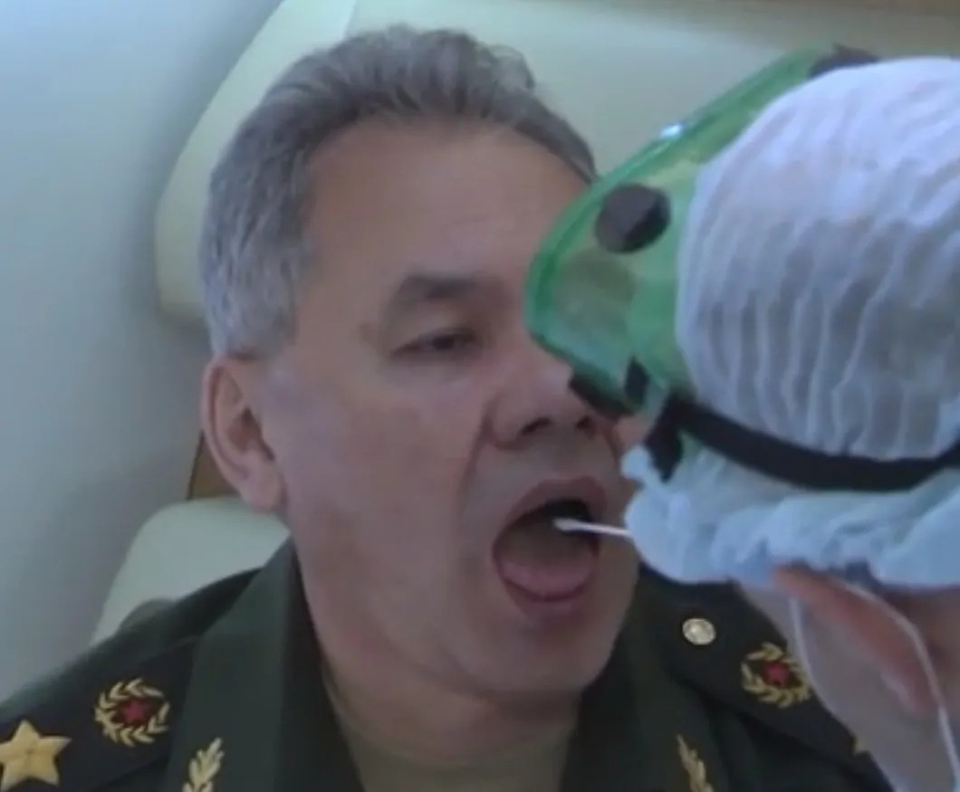Министр обороны РФ Сергей Шойгу проходит тест на COVID-19 после командировки в Сирию. Скриншот сюжета телеканала «Звезда»