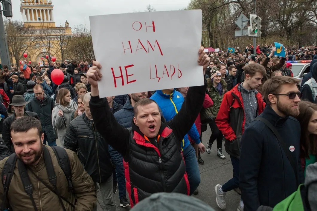 Митингующие выходят на Невский проспект. Фото: Елена Лукьянова / «Новая газета в Петербурге»
