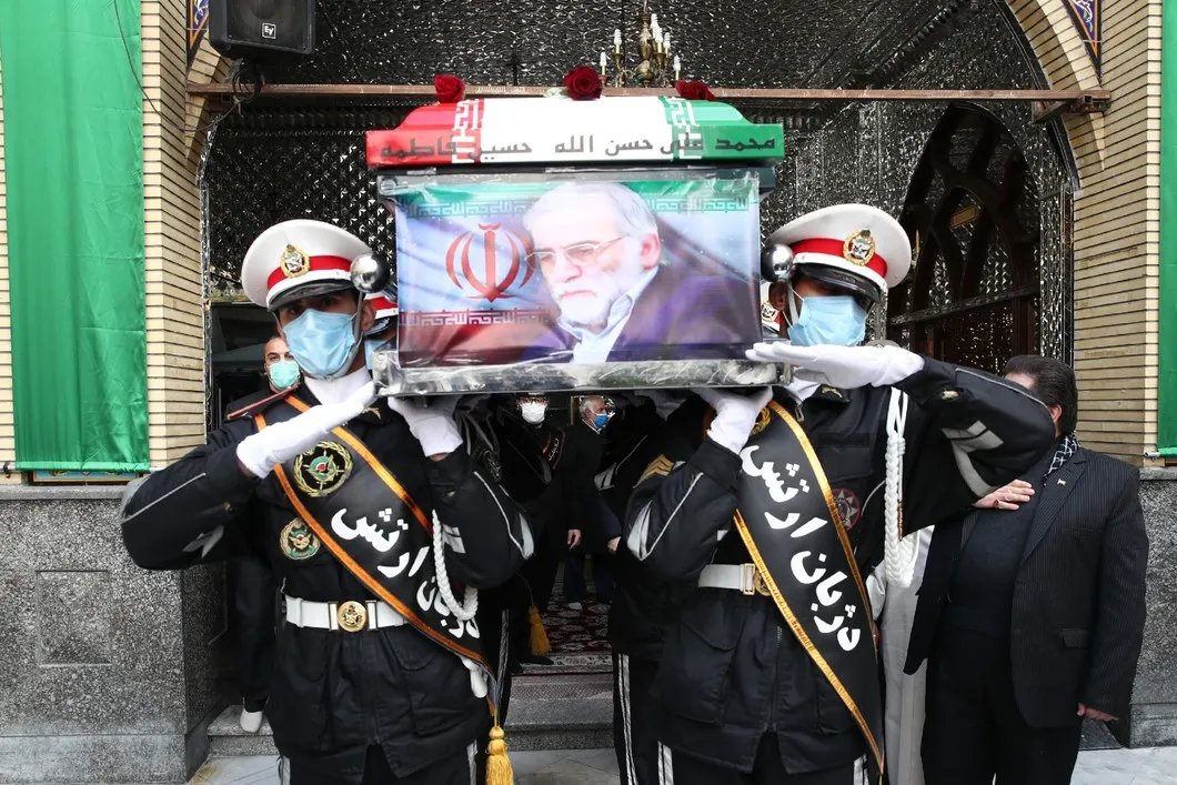 Похороны иранского ученого ядерщика Мохсена Фахризаде, 30 ноября 2020 года. Фото: Iranian Defense Ministry / Handout / Anadolu Agency / Getty Images