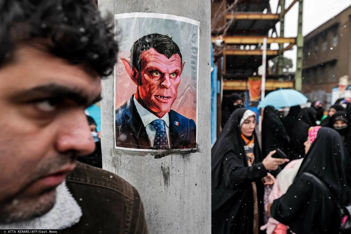 Президент Франции Эммануэль Макрон в образе дьявола во время акции протеста против карикатур на верховного лидера Исламской республики Аятоллу Али ХаменеиATTA. Фото: KENARE / AFP / East News