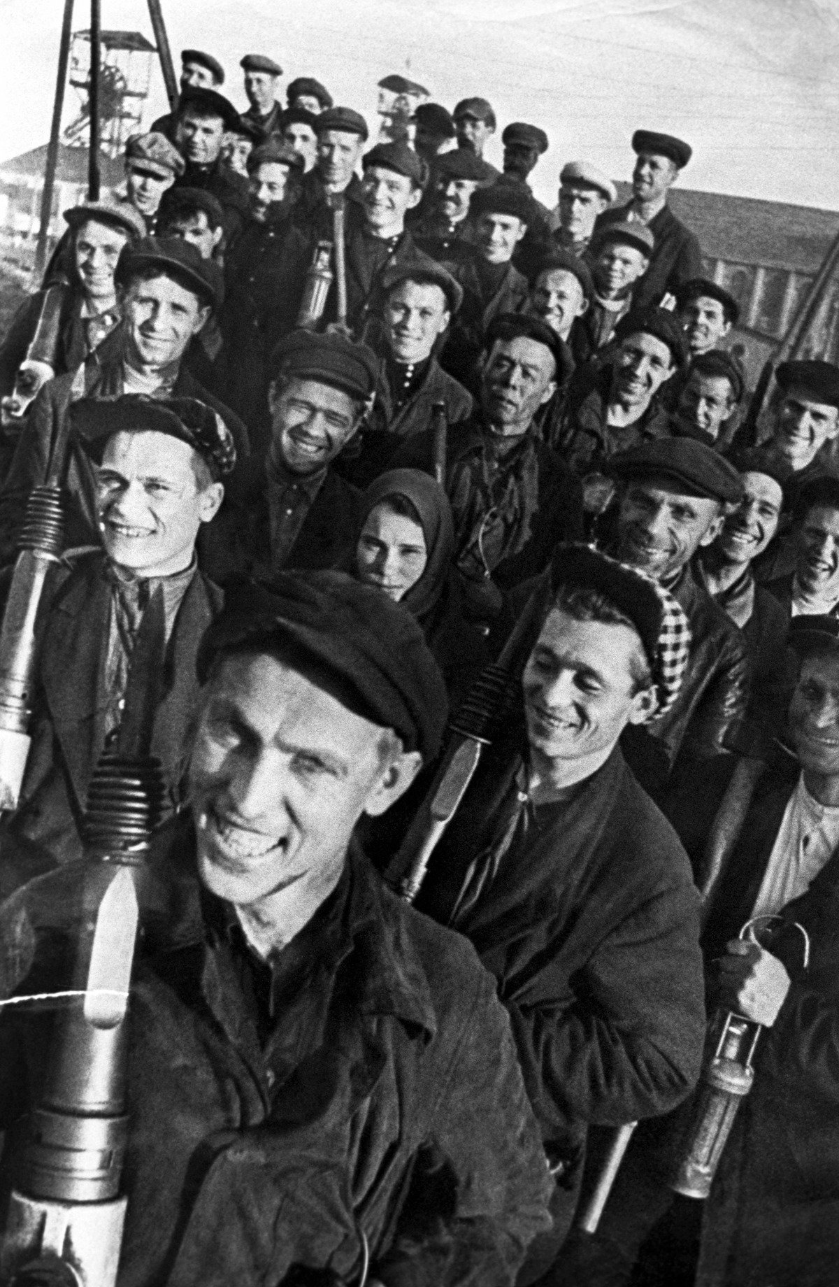 Основоположник стахановского движения Алексей Стаханов со своей бригадой, 1935 г. Фото: репродукция ТАСС