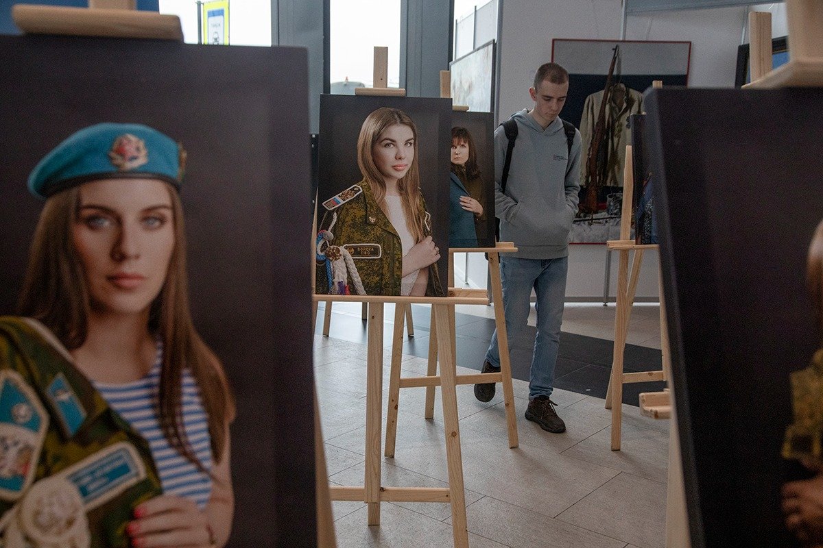 Выставка портретов на фестивале «Русские меняют мир». Фото: Алексей Душутин / «Новая газета»