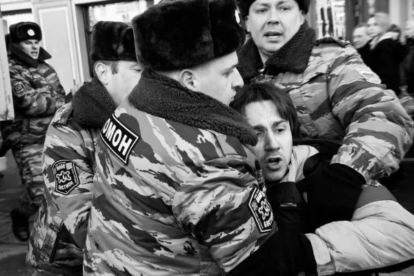 Невский проспект. Леонида Николаева задерживают на акции анархистов. Фото: Владимир Телегин