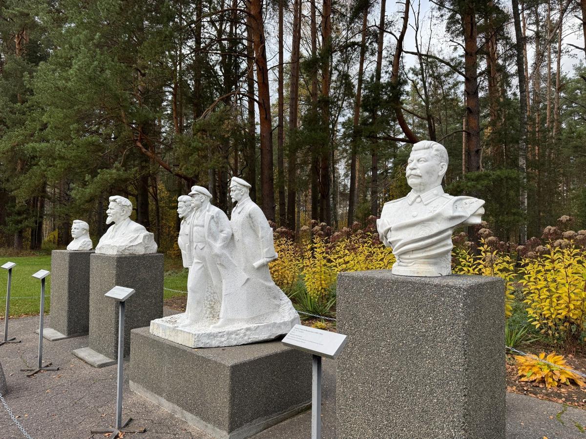 в Медном теперь стоят фигуры палачей. Фото: Татьяна Брицкая / «Новая газета»