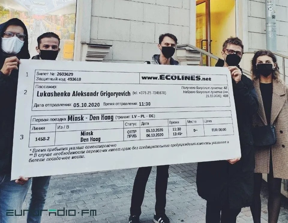 Активисты купили для Александра Лукашенко билет в Гаагу. Во время акции протеста в Беларуси