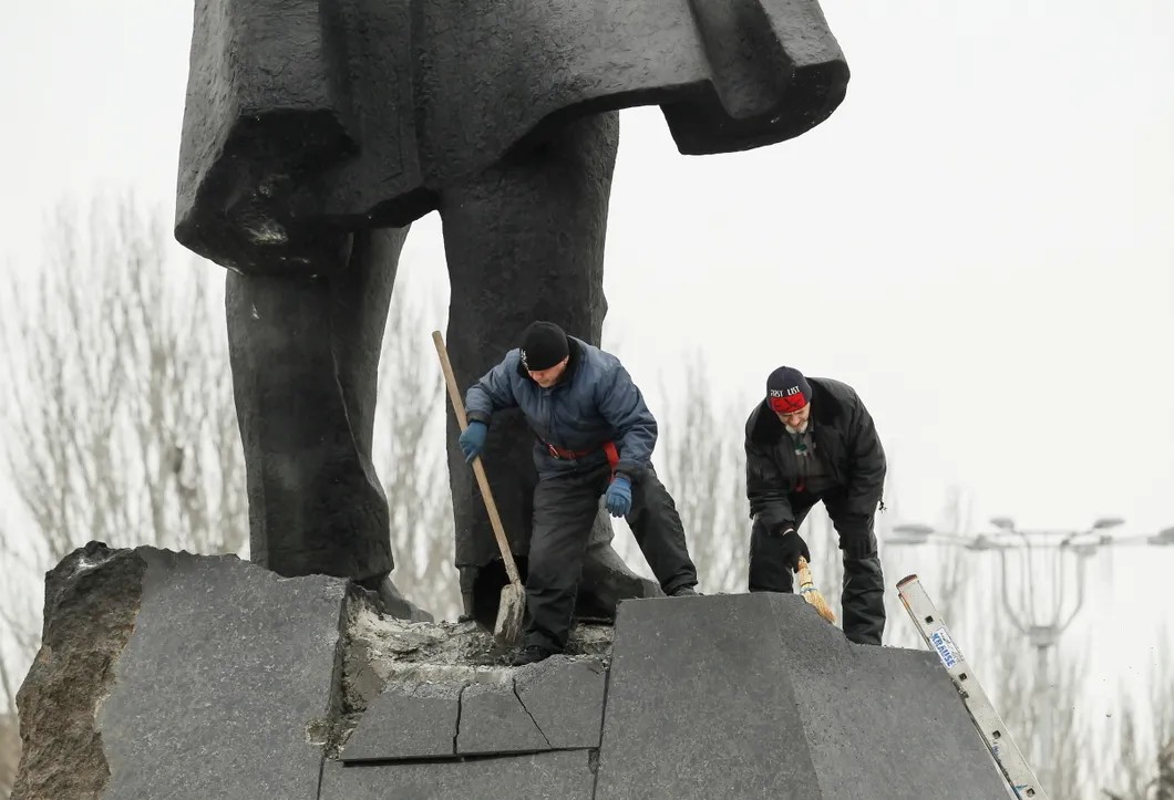 Поврежденный памятник Ленину во время кампании по декоммунизации на Украине. Фото: EPA