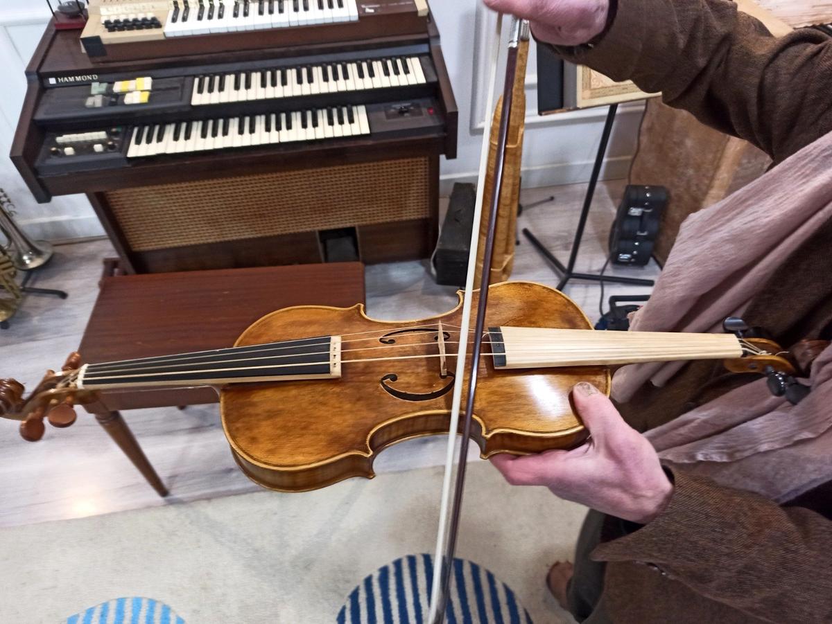 Виолик — скрипка-тандем, изобретенная Камилем Чалаевым. Фото: Евгения Енгибарян