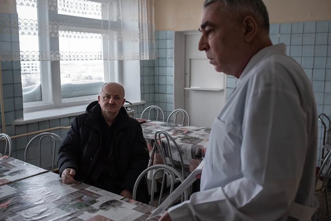 Владимир Жарук (слева) в больнице поселка Воргашор. Фото: Виктория Одиссонова / «Новая газета»