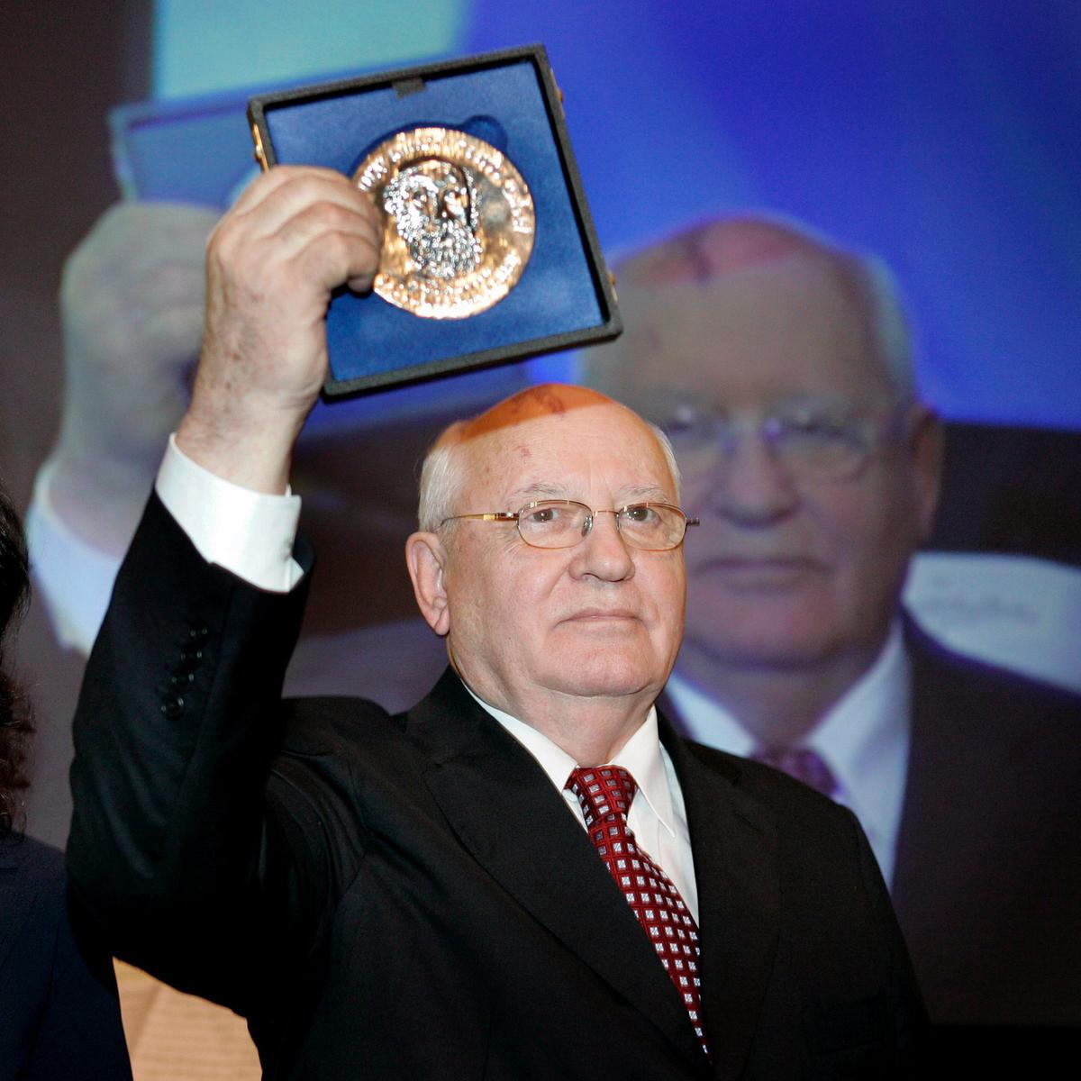 Михаил Горбачев, бывший президент Советского Союза, держит значок Мартина Бубера в Керкраде, Нидерланды, 14 ноября 2008 года. Фото: EPA/MARCEL VAN HOORN