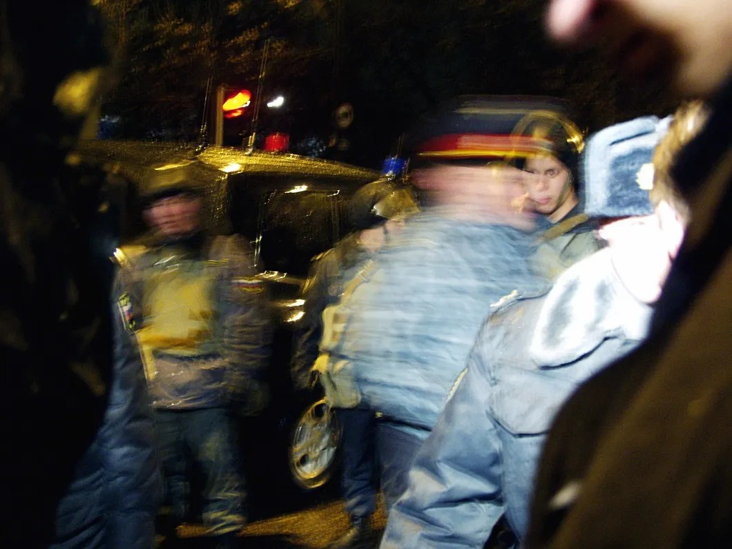 Бойцы спецназа и милиция у здания Театрального центра на Дубровке. Фото: РИА Новости