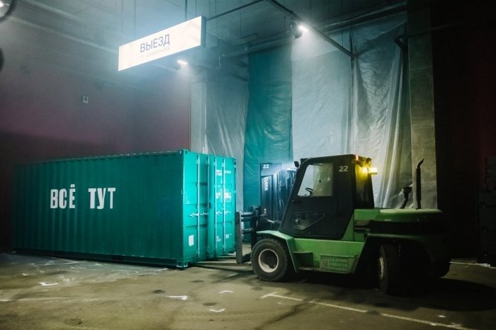 Сцена из спектакля «Все тут». Фото: zimamagazine.com