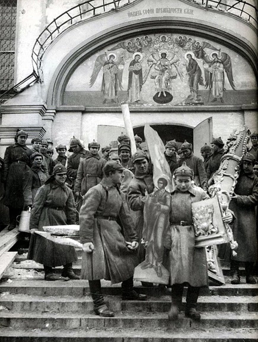 Красноармейцы на субботнике выносят церковное имущество из Симонова монастыря, 1925 год. Фото: smolbattle.ru