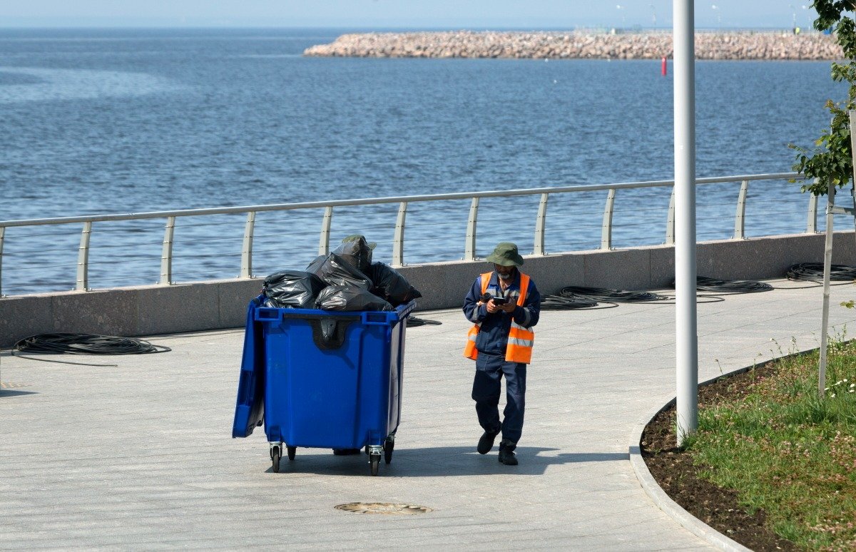 Уборка мусора в Петербурге. Фото: Николай Гынгазов / ТАСС