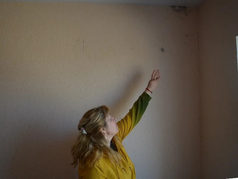 Ирина Павличенко в своей новой квартире. Фото: Иван Жилин / «Новая газета»