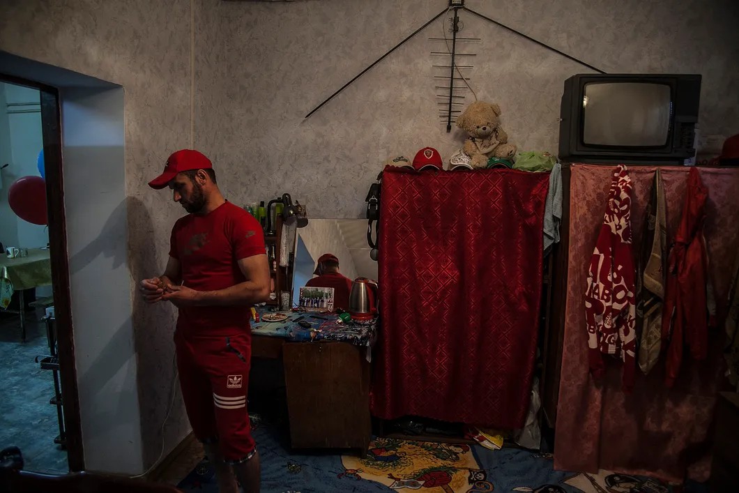 Комната, в которой живет Али, расположена прямо в здании конюшни. Фото: Владислав Докшин / «Новая газета»