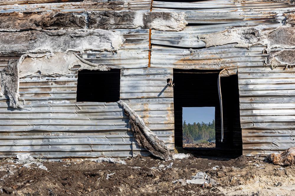 Обломки сгоревшего склада в селе Бясь-Кюель. Фото: Арден Аркман / «Новая газета»
