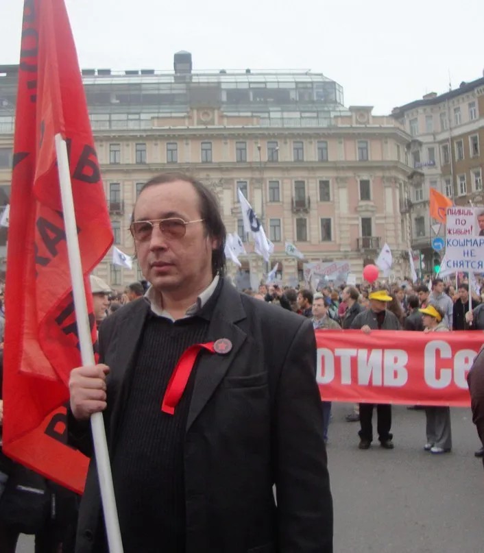Сергей Биец с флагом созданной им Революционной рабочей партии. Первомай 2018-го