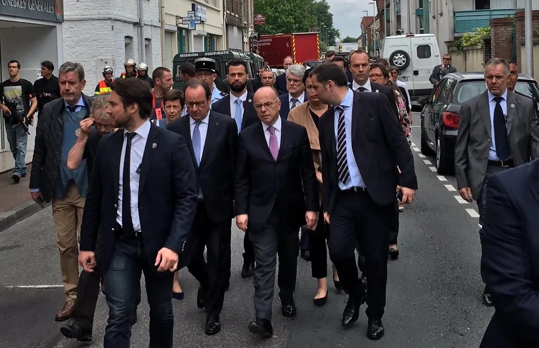 Президент Франции Франсуа Олланд прибыл на место происшествия. Фото: frederic veille / Twitter