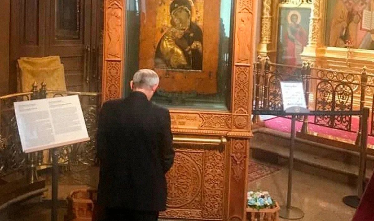 Маттео Дзуппи у чудотворной Владимирской иконы Божией Матери. Фото: соцсети