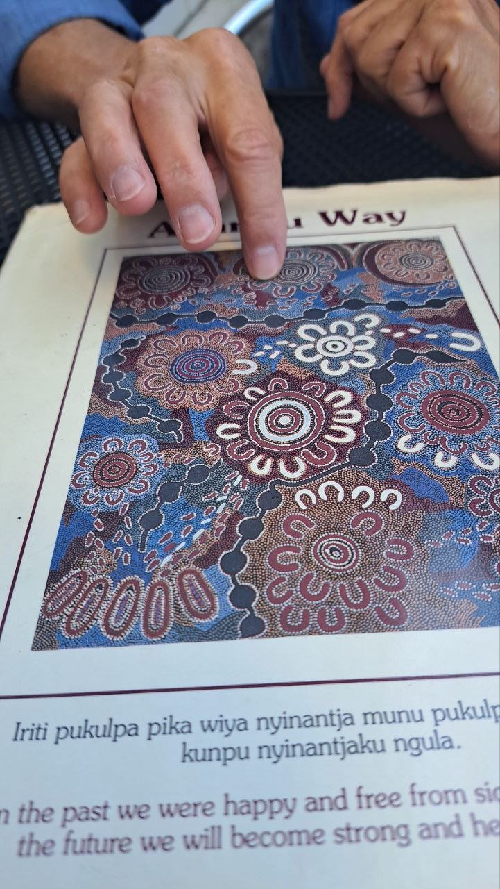 Cтраница из книги Anangu Way с рисунками народа анангу. Фото из личного архива